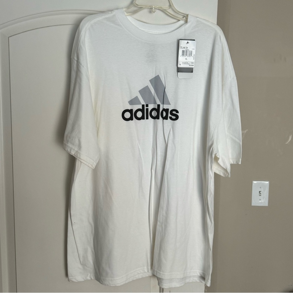Brand new”Adidas” SS logo tee for men.Size-XL(tall),color white/light gray.🤍